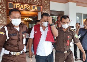 Tersangka SM saat digelandang ke Kejati DIY usai ditetapkan jadi tersangka kasus mafia tanah. (MERAPI-DOKUMENTASI KEJATI DIY)