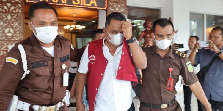 Tersangka SM saat digelandang ke Kejati DIY usai ditetapkan jadi tersangka kasus mafia tanah. (MERAPI-DOKUMENTASI KEJATI DIY)