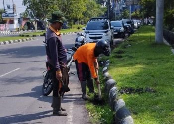 DPUPR Sukoharjo Tangani Banjir Jalan Ir Soekarno Solo Baru yang Disebabkan Trotoar Ambrol