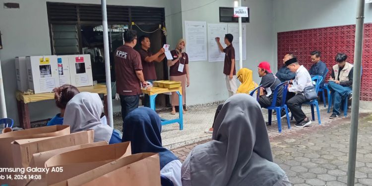 Pengitungan suara Presiden/Wakil Presiden di TPS 5 di RT 8/RW 2 Sorosutan Umbulharjo Yogyakarta, Rabu (14/2/24) - Foto: Agus Susanto