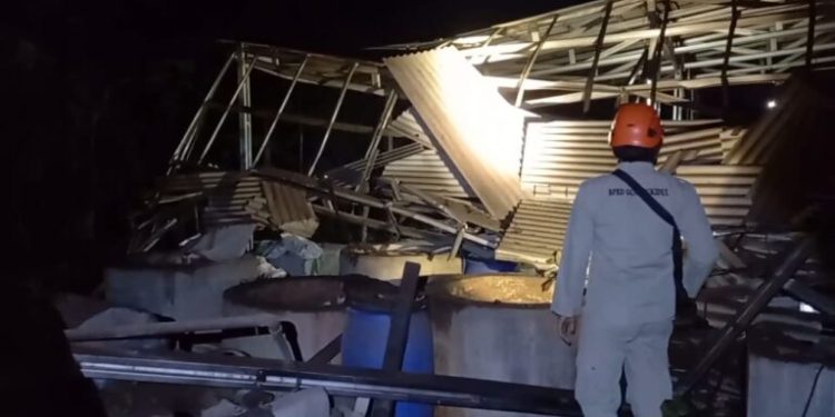Ketel uap pabrik tahu meledak hingga merusak 2 rumah. (Foto Istimewa)