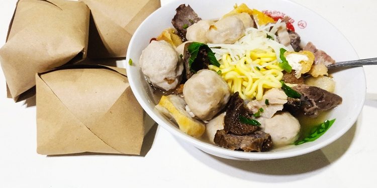 Seporsi Bakso Kuno Pak Padi, jika merasa kurang kenyang dapat ditambah nasi putih yang disediakan di meja dan dibungkus kertas. (MERAPI-SULISTYANTO)