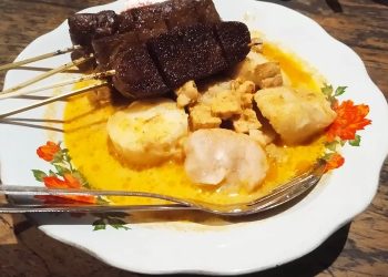 Sate kere berbahan tempe gembus hingga campuran gajih dan daging sapi dapat ditemukan di Godean Sleman