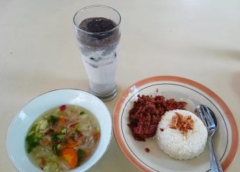 Sop empal Muntilan ini teksturnya empuk, cara memasak dan penyajiannya dikreasi Mbok Mbodro