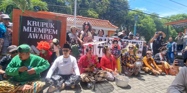 Aksi dari Gerakan Rakyat untuk Demokrasi dan Keadilan (Garda) di halaman Kantor Bawaslu DIY, Kamis (22/2/2024). (MERAPI - WAHYU TURI K)