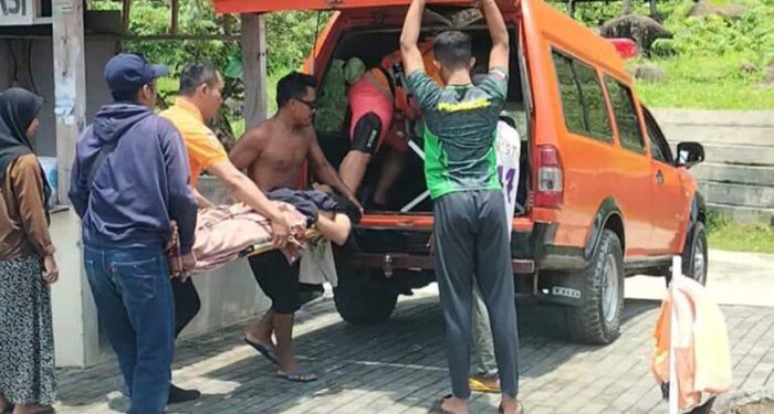 Korban terseret Ombak Watulumbung dilarikan ke rumah sakit usai dievakuasi dari tengah laut dalam kondisi lemas. (MERAPI-ISTIMEWA)