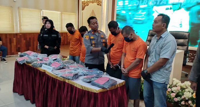 Pelaku pencuri spesialis rumah kosong dan barang bukti saat digelandang ke Polresta Sleman. (MERAPI-SAMENTO SIHONO)