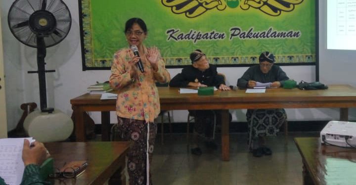 Dr. Sri Ratna Saktimulya, M.Hum memaparkan materi pada Dialog Budaya Malam Sabtu Kliwon bertajuk Wiwara Kusuma Winayang Reka, Engeta Angga Pribadi, Guna Titi Purun Tinjauan Sastra dan Naskah dalam Filosofi, Jumat (8/3/2024). (Merapi/Teguh)