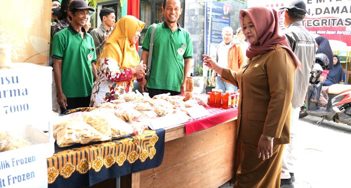 Bupati Sleman, Kustini Sri Purnomo (dua dari kiri) bersama Bank Indonesia Perwakilan DIY dan TPID DIY melakukan pantauan stok beras menjelang Hari Raya Idul Fitri 1445 H. (MERAPI-Dok. Prokopim Setda Sleman).