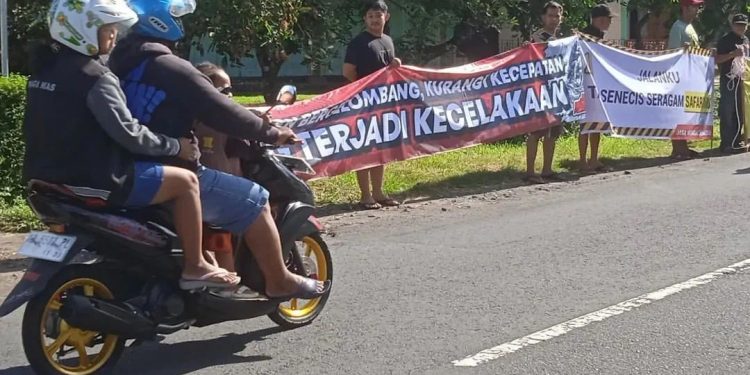 Warga membentangkan spanduk protes jalan rusak di sekitar Jalan Godean pada Minggu (17/3) lalu. (MERAPI-INSTAGRAM MERAPI_UNCOVER)
