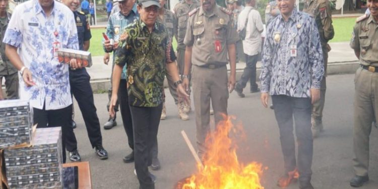 Pemerintah Kota Pekalongan bersama Bea Cukai Tegal dan disaksikan oleh Kejari Pekalongan melakukan pemusnahan rokok ilegal di Pekalongan. (Merapi-ANTARA/HO-Humas Kota Pekalongan)