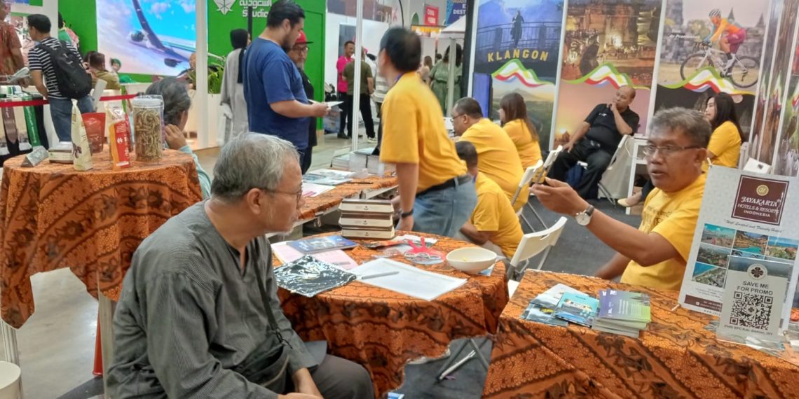 Kepala Dinas Pariwisata Sleman, Ishadi Zayid (kanan) saat di stand pameran pariwisata di Kuala Lumpur, Malaysia. (MERAPI-Dokumen Dinas Pariwisata Sleman)