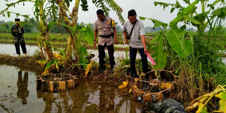 Polisi melakukan pemeriksaan di lokasi pencurian traktor milik kelompok tani di Temoel Sleman. (MERAPI-HUMAS POLSEK TEMPEL)