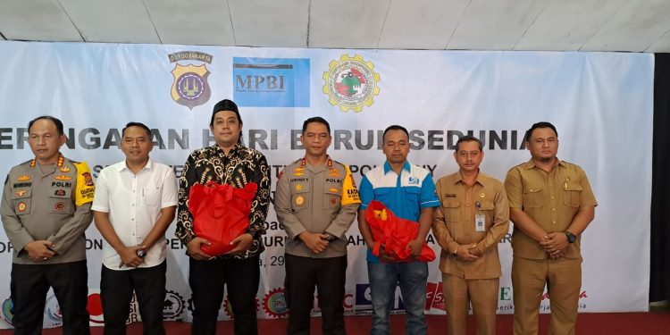 Kapolda DIY saat menyerahkan bantuan ke Koperasi Konsumen Persatuan Buruh DIY. (MERAPI-Samento Sihono)