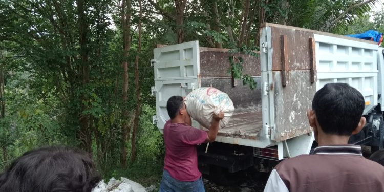 Pelaku mendapatkan sanksi sosial dengan cara membersihkan sampah tanpa bantuan orang lain (MERAPI-POLSEK IMOGIRI)