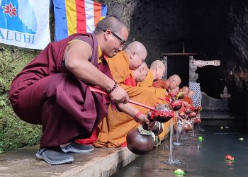 Pengambilan Air Suci Waisak di Mata Air Umbul Jumprit di Desa Tegalrejo Kecamatan Ngadirejo Temanggung untuk Kegembiraan Makhluk Hidup