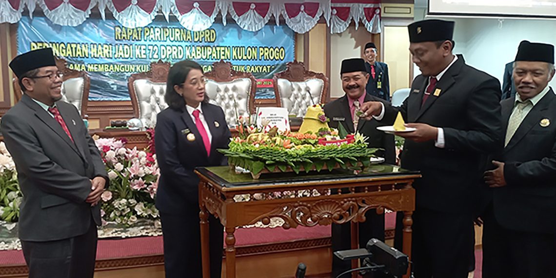 Pemotongan Tumpeng dalam Peringatan Hari Jadi ke-72 DPRD Kulon Progo. (Amin Kuntari)