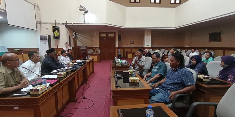 Audiensi para pedagang Pasar Jombokan di Ruang Rapat Paripurna DPRD Kulon Progo. (Foto : Amin Kuntari)