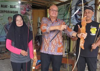 Kepala Dinas Kominfo Kulon Progo, Agung Kurniawan membawa gendewa bersama produsennya, Joko Triyanto. (Dok. Kominfo Kulon Progo)