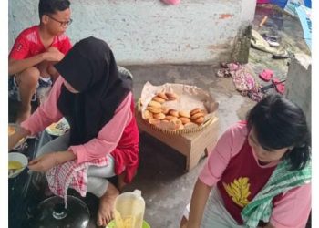 PKK Pakelrejo RT 8 Gelar Tradisi Apeman. Ini Buktinya!