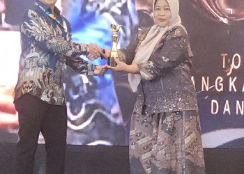 Umi Sjarifah Terima Anugerah INDOPOSCO atas Dedikasi Jurnalistik