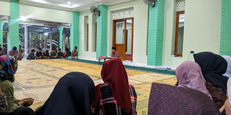 Kegiatan di Masjid An-Nur Petung Bangunjiwo Bantul menjelang buka puasa. (Rohmalia Widyaning Rengganis)