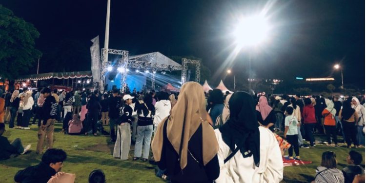 Penonton yang menyaksikan konser amal bertajuk “Bantul Peduli Sumatera”. (Rohmalia Widyaning Rengganis)