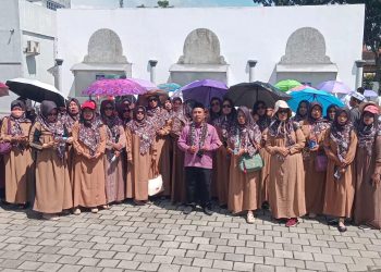 Syawalan Unik di Atas Bus: Majelis Taklim Al-Hidayah RW 2 Sorosutan Pererat Silaturahmi Lewat Wisata Religi