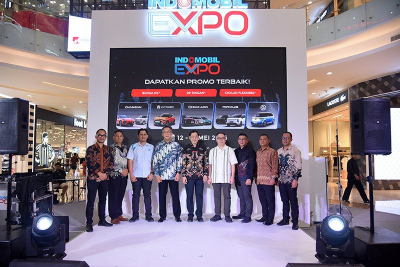 Pembukaan INDOMOBIL Expo Jogja yang dihadiri CEO INDOMOBIL Dealership Group, Santiko Wardoyo, CEO dan Presiden Direktur Sumber Baru Group, Hendra Kurniawan dan Senior Manager Non-Teknik PLN UID Yogyakarta, Deny Setiawan di Main Atrium, Pakuwon Mall Jogja. Foto: Dok. Istimewa