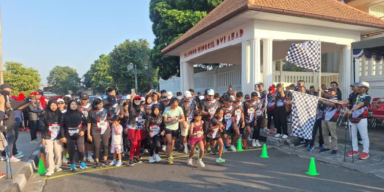 Sukses Digelar, Ratusan Peserta Ikuti “Run & Jalan Nordick: Mlaku Lan Mlayu Mubeng Beteng” di Alun-Alun Kidul