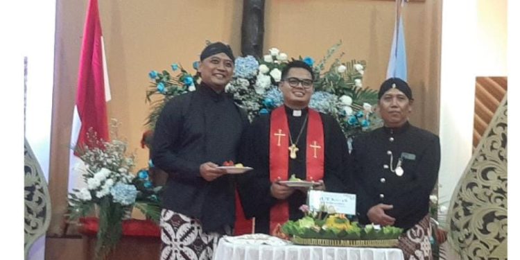Menjadi Sahabat Berhati Hamba: Sdr. Andreas Kurnianto, S.Ak., M.Fil. Resmi Ditahbiskan sebagai Pendeta GKJ Wonocatur Bantul