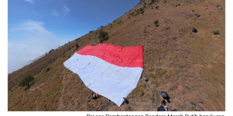 Momen Haru Mewarnai Pembentangan Bendera Merah Putih Raksasa di Gunung Sumbing via Dukuh Seman