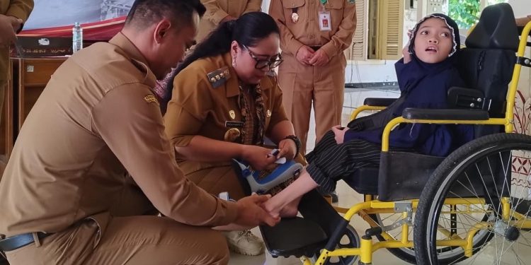 Wujud Program “Warga Gayeng Guyub”, Pemkab Gunungkidul Salurkan Bantuan Kursi Roda hingga Kaki Palsu