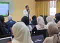 Miftahudin Nur Ihsan Kenalkan Peluang Usaha Wastra Berbasis Perkebunan kepada Mahasiswa FEB UGM