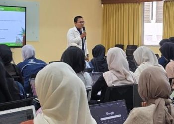 Miftahudin Nur Ihsan Kenalkan Peluang Usaha Wastra Berbasis Perkebunan kepada Mahasiswa FEB UGM