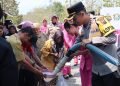 HUT Humas Polri Ke-75, Kapolres Wonogiri Salurkan Air Bersih untuk Warga Bendokerep